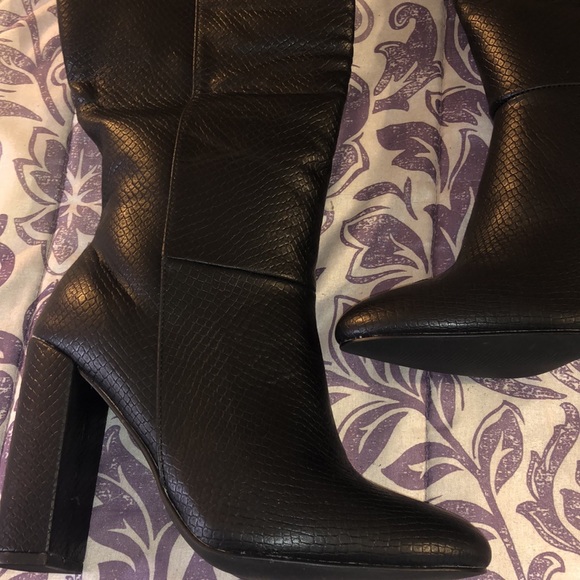 New black faux croc skin heeled boots - Picture 3 of 12